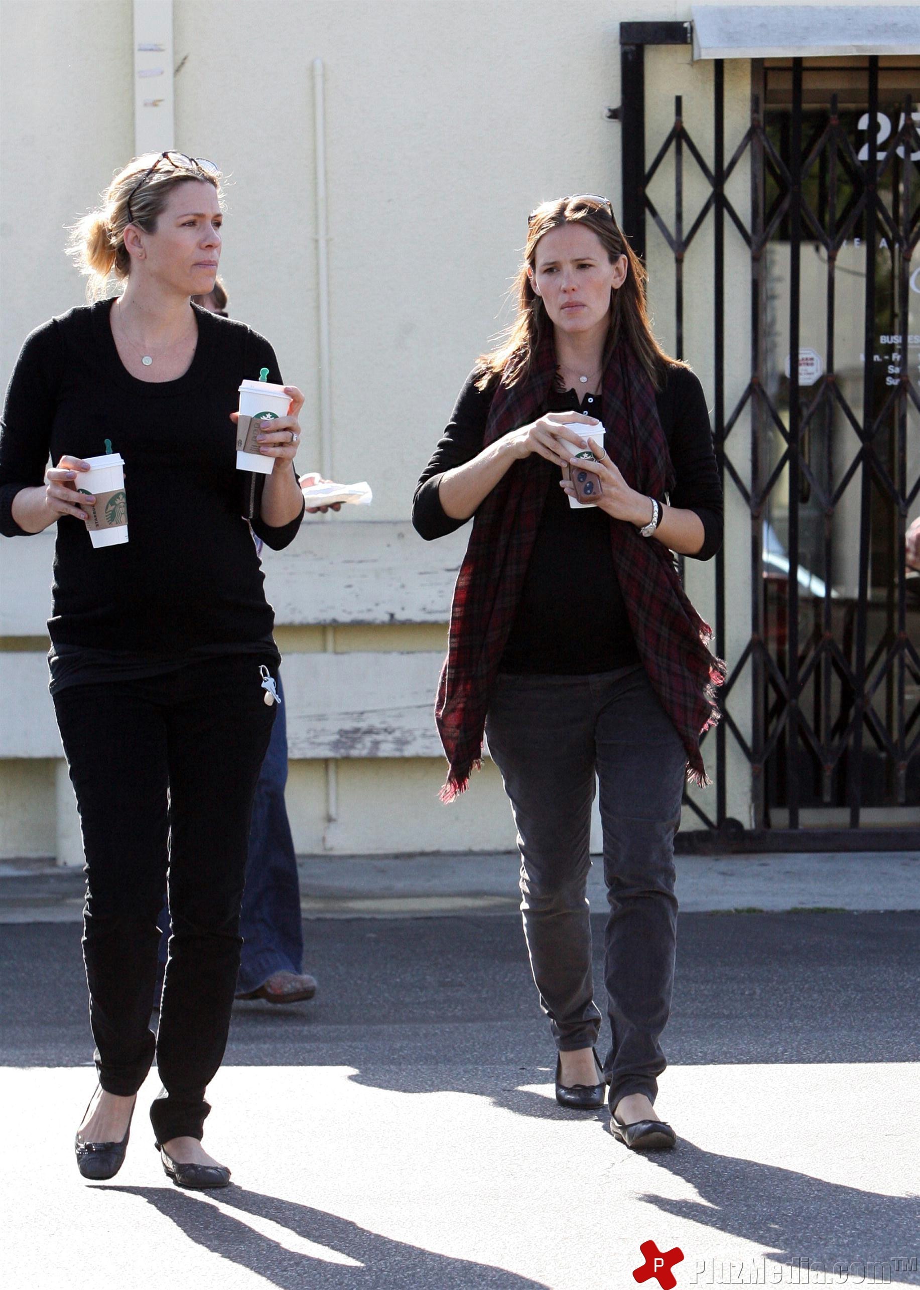 Jennifer Garner stops at Starbucks on her way to a hospital | Picture 93745